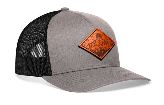 Gorra de camionero de cuero con diseño de montañas y árboles | Gorra snapback gris y negra para actividades al aire libre