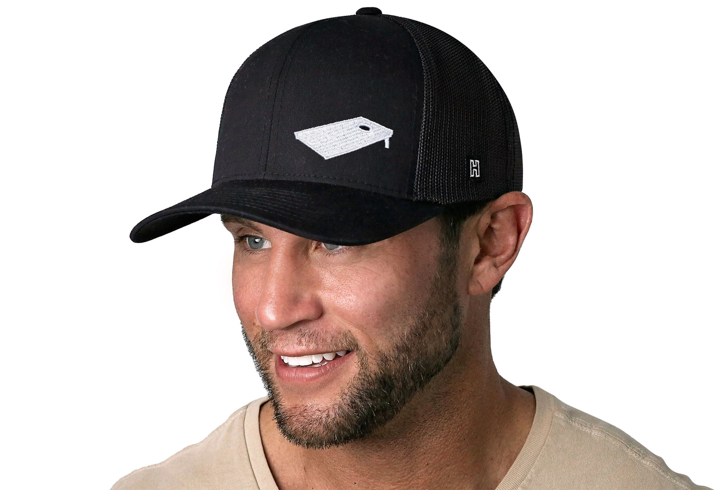 Gorra de camionero con diseño de tablero de cornhole | Gorra negra tipo snapback